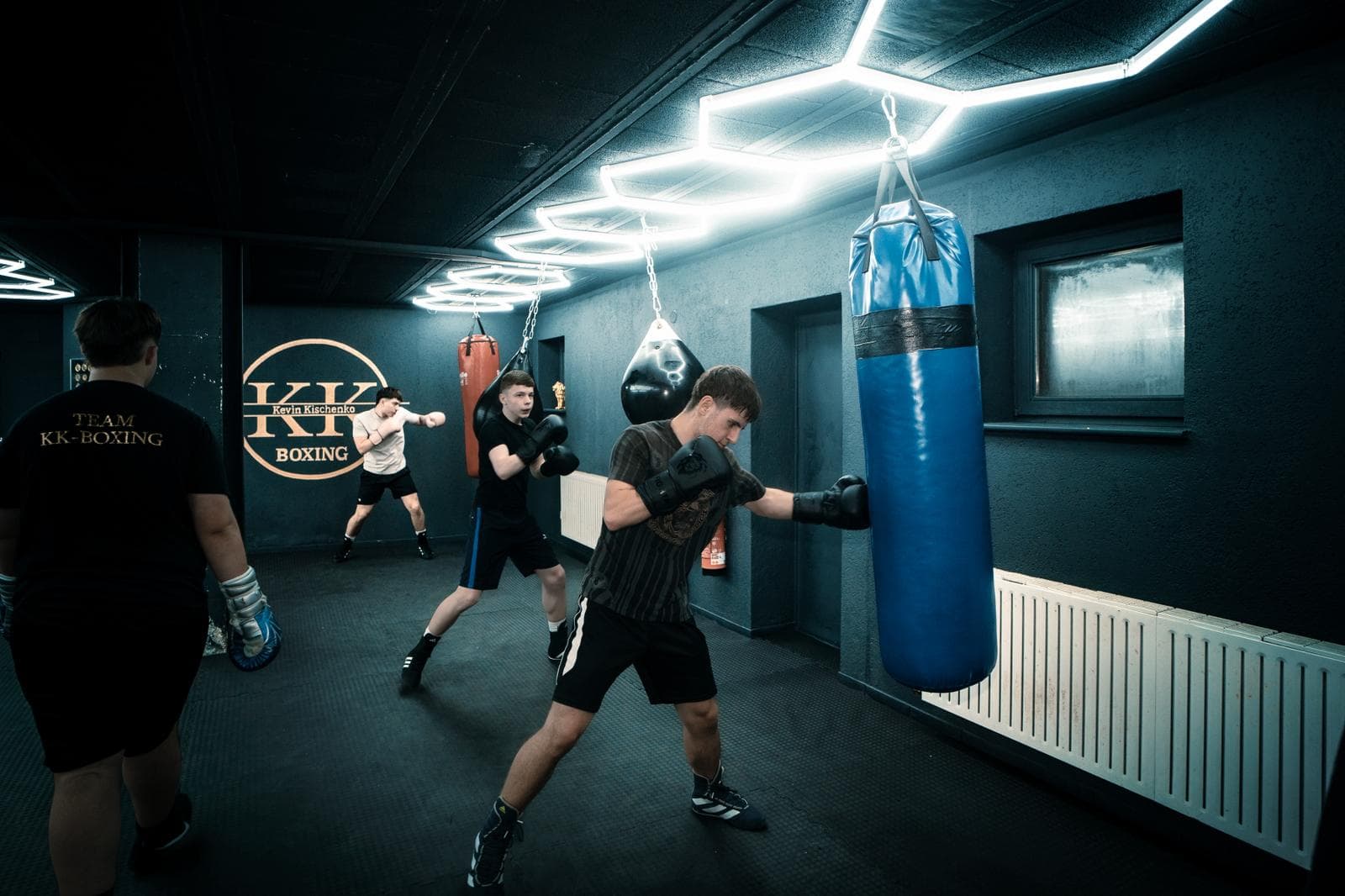 Volle Trainingshalle KK Boxing